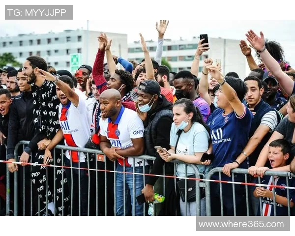 巴黎球迷大巴深夜抛锚高速上80人被困数小时等待救援